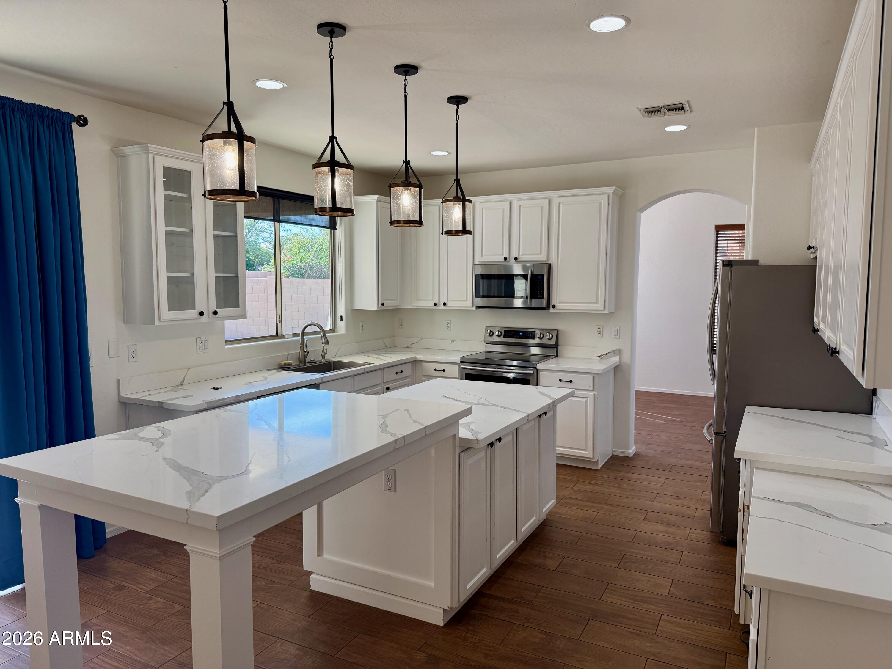 2431 West Carter Road Phoenix, AZ 85041 - Photo 10 of 30 Kitchen