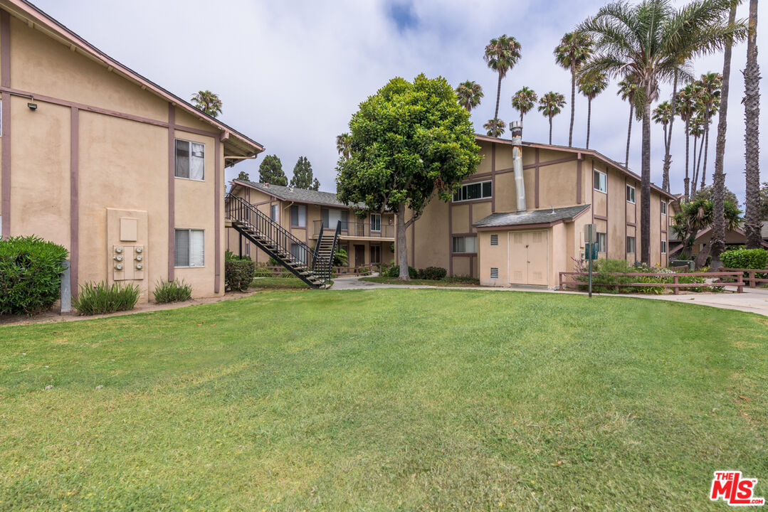 1920 North H Street, Unit 246 Oxnard, CA 93036 - Photo 26 of 31 a house view with a garden space