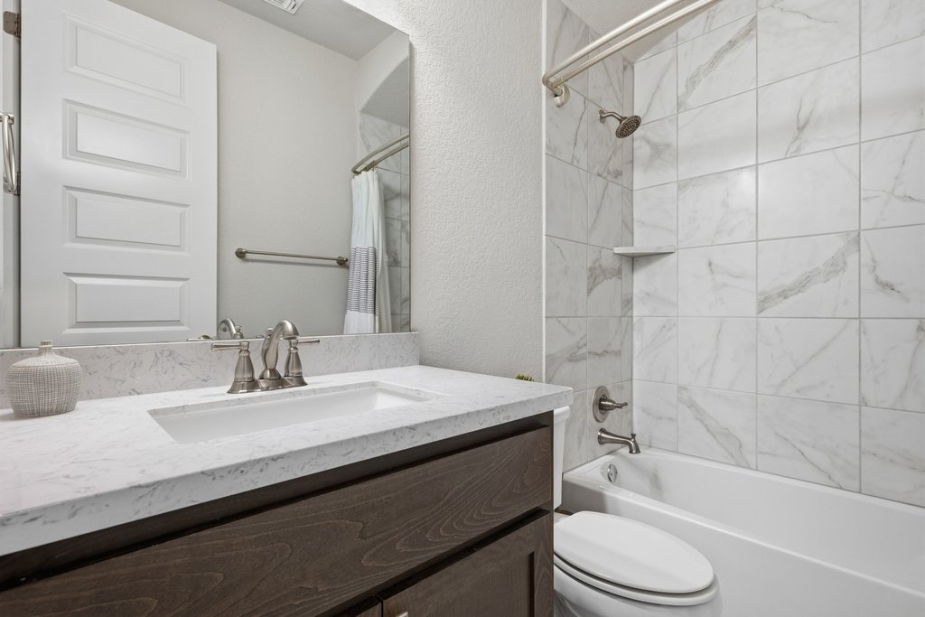 191 Tabago Court Austin, TX 78737 - Photo 29 of 40 a bathroom with a sink a toilet and a bathtub