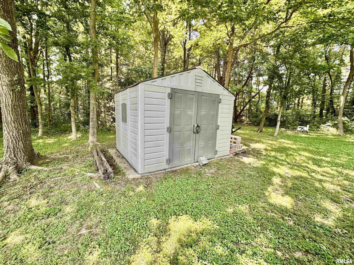 1409 West 5th Street West Frankfort, IL 62896 - Photo 44 of 56 a backyard of a house with lots of green space