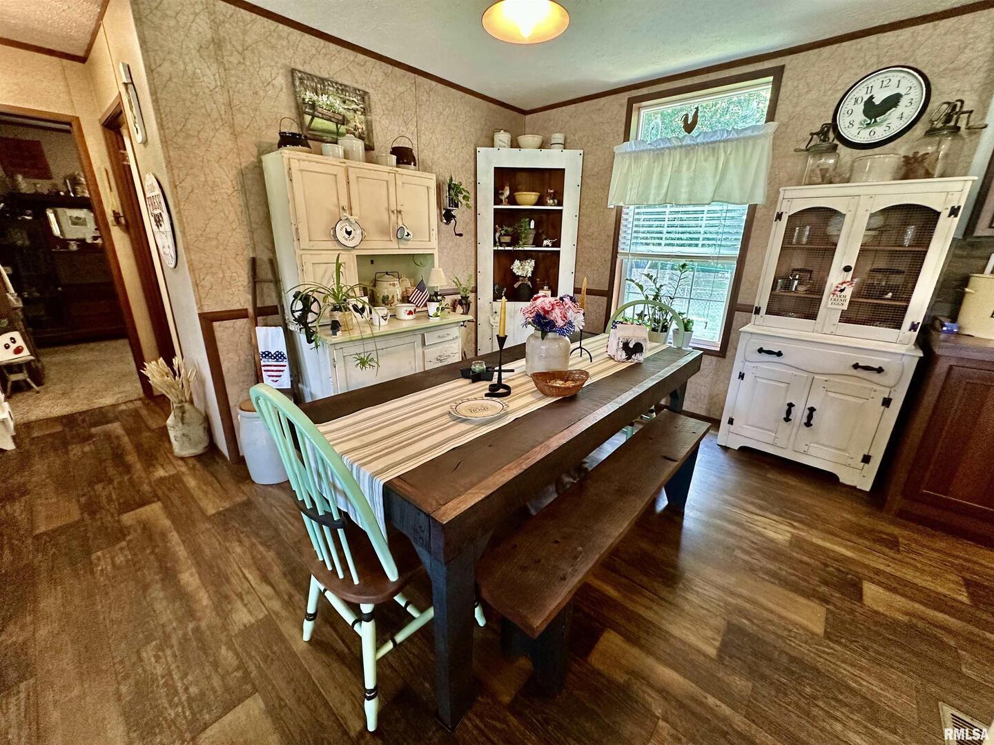 1409 West 5th Street West Frankfort, IL 62896 - Photo 7 of 56 a living room with furniture and a table