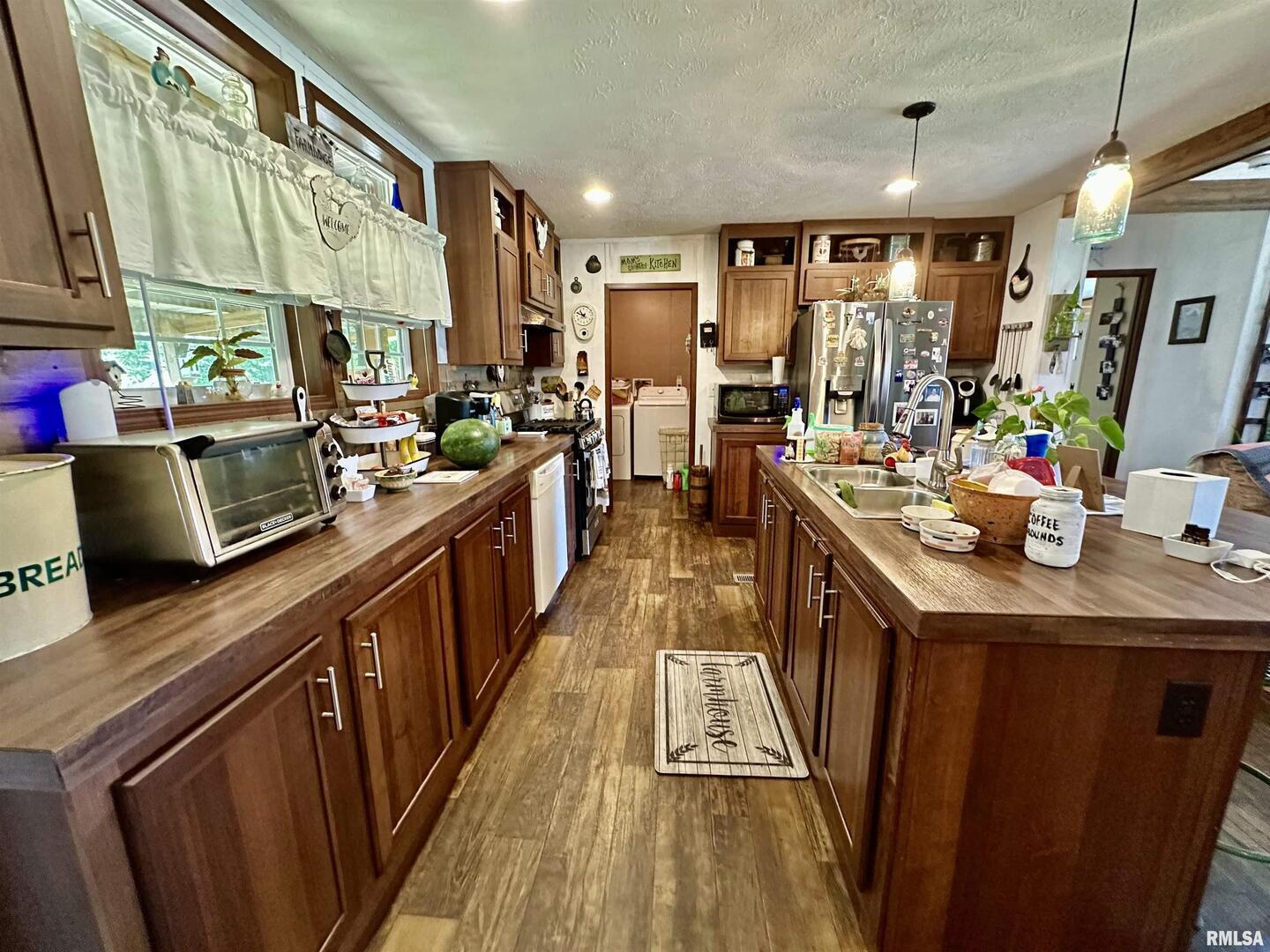 1409 West 5th Street West Frankfort, IL 62896 - Photo 9 of 56 a kitchen with lots of counter top space