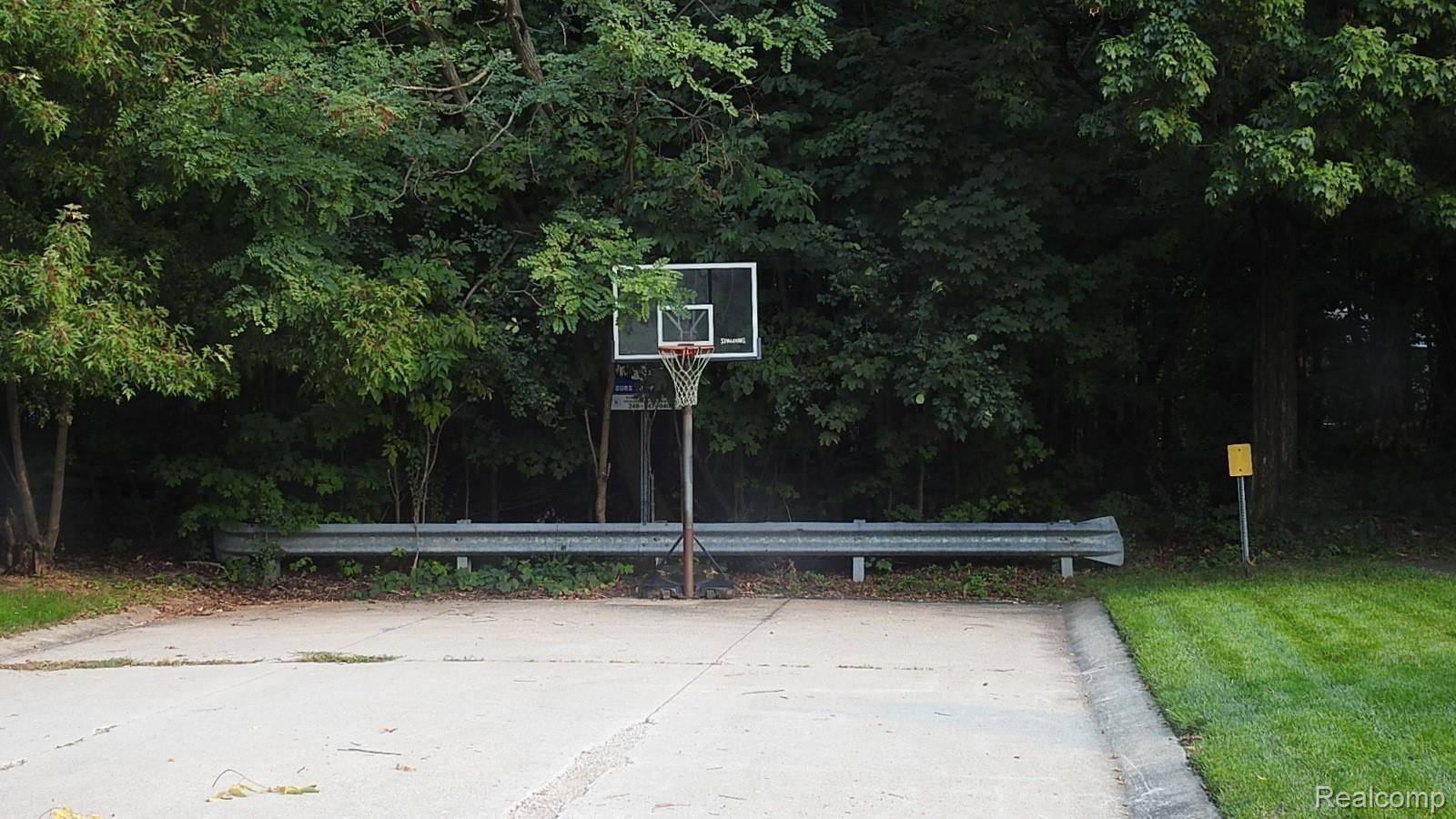45754 Cider Mill Road Novi, MI 48374 - Photo 41 of 47 The beckoning b-ball area