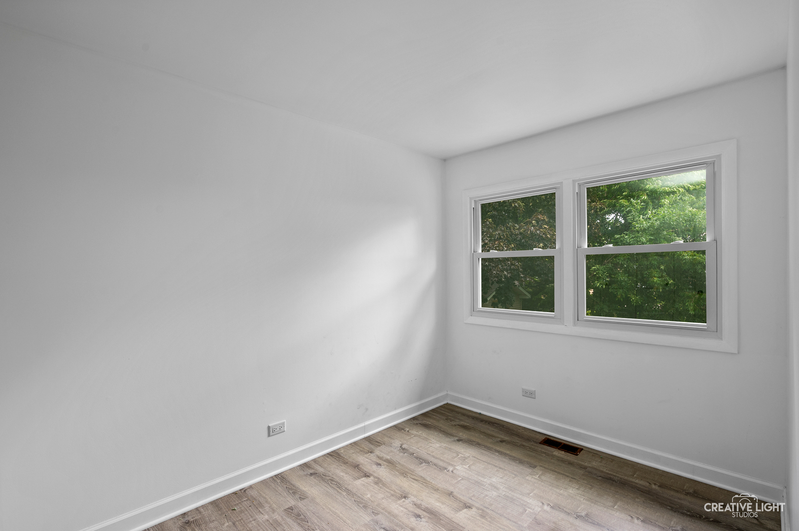 110 Delaware Drive Bolingbrook, IL 60440 - Photo 7 of 15 an empty room with a window