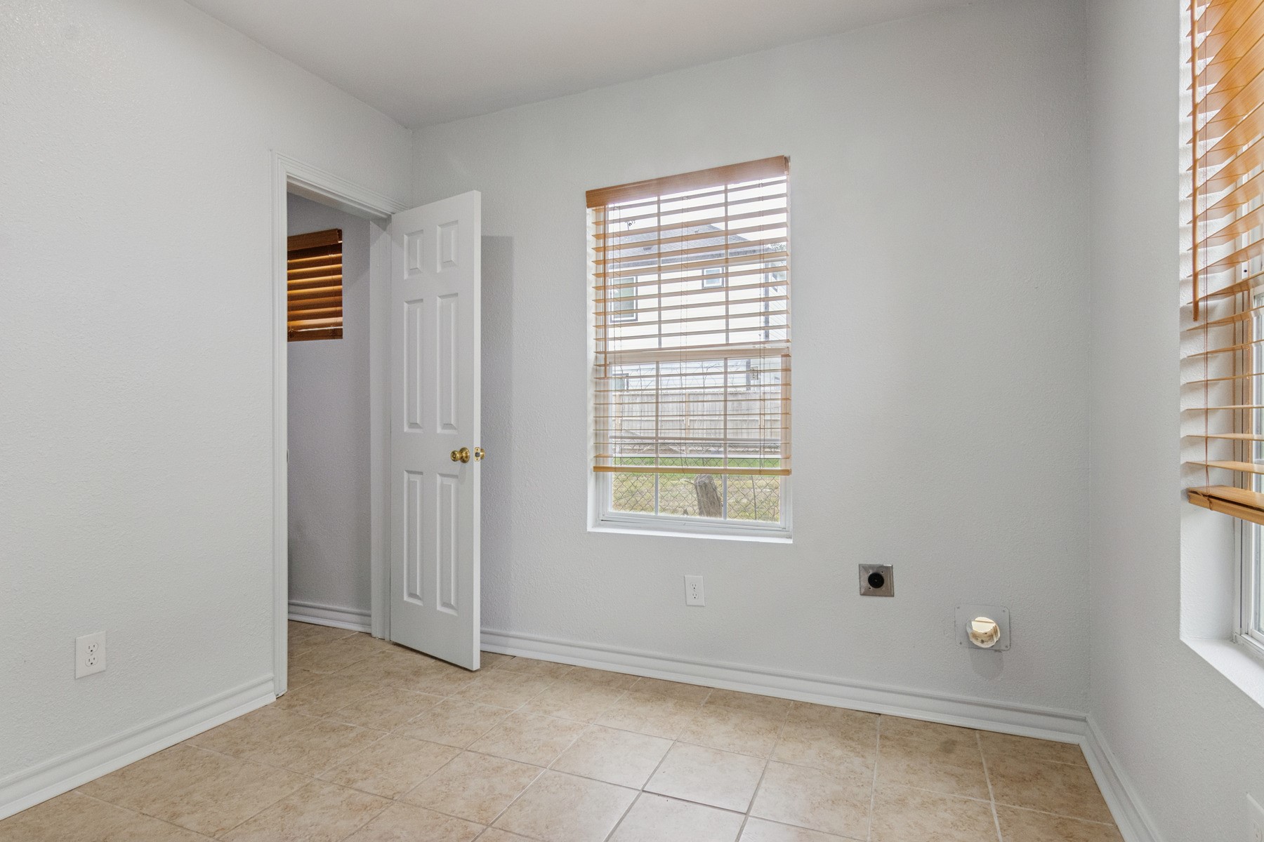 4505 Cochran Street Houston, TX 77009 - Photo 22 of 25 an empty room with windows