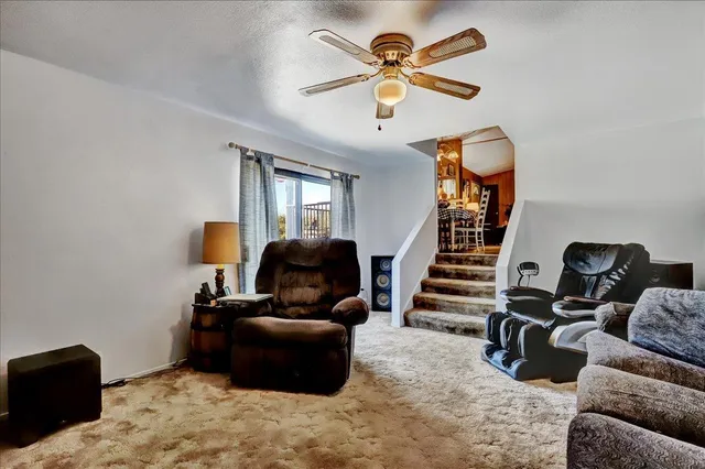 a view of entryway with a workspace