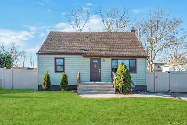 $649,999 | 455 North Hamilton Avenue, Lindenhurst, NY 11757