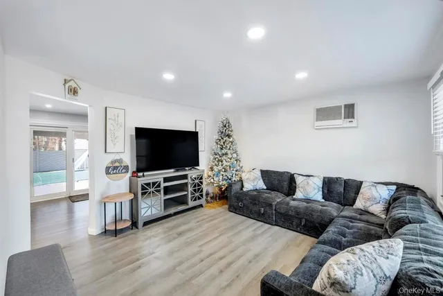 $649,999 | 455 North Hamilton Avenue, Lindenhurst, NY 11757