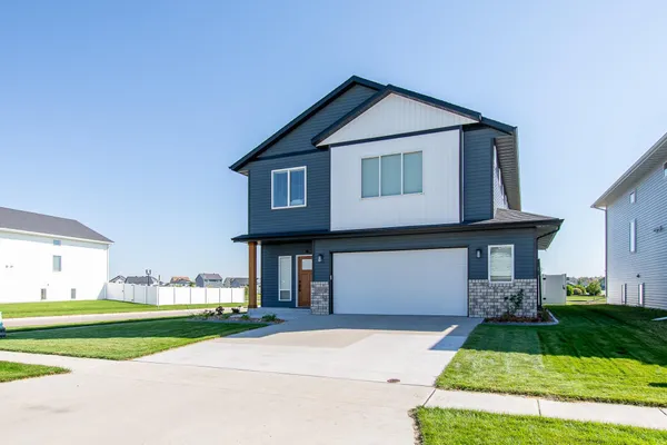 $499,000 | 5507 Lori Lane West, West Fargo, ND 58078