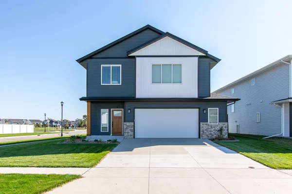 $512,500 | 5507 Lori Lane West, West Fargo, ND 58078