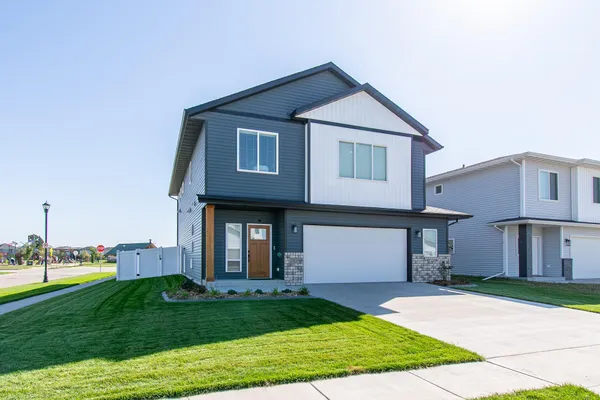 $512,500 | 5507 Lori Lane West, West Fargo, ND 58078