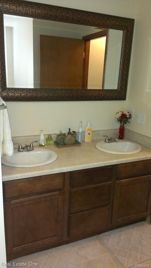 1109 Maple Leaf Drive Rochester, MI 48309 - Photo 12 of 23 Master Bath Dual Vanity