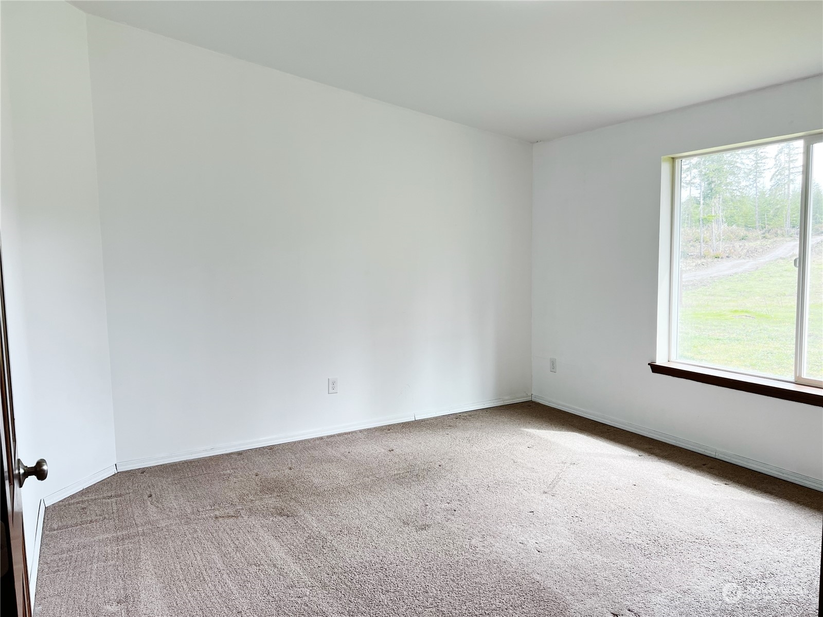 742 East Thornton Road Shelton, WA 98584 - Photo 21 of 39 an empty room with a window