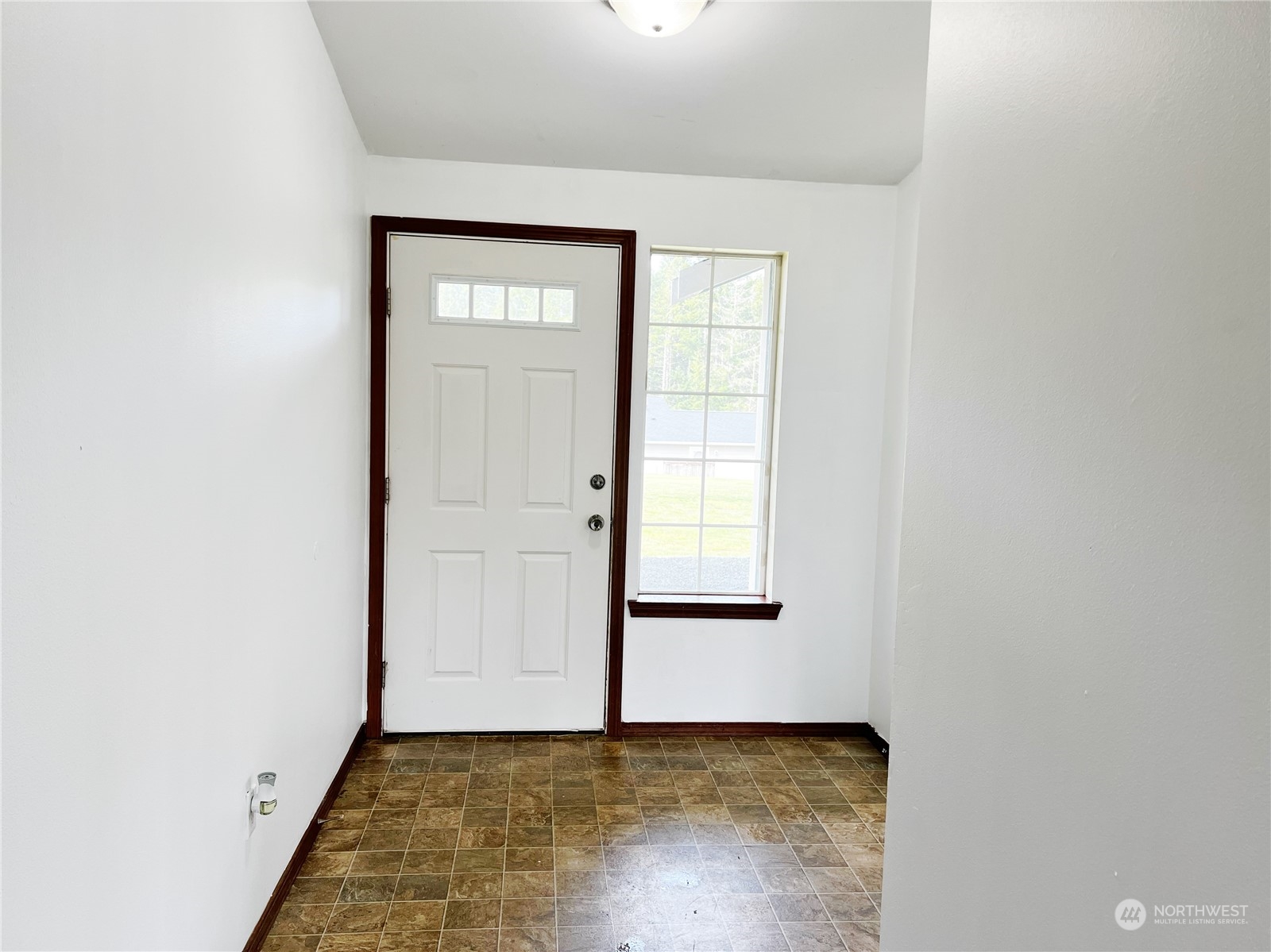 742 East Thornton Road Shelton, WA 98584 - Photo 31 of 39 an empty room with windows