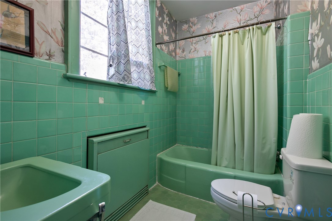 1216 Main St Point West Point, VA 23181 - Photo 22 of 50 En suite primary full bath on main level!