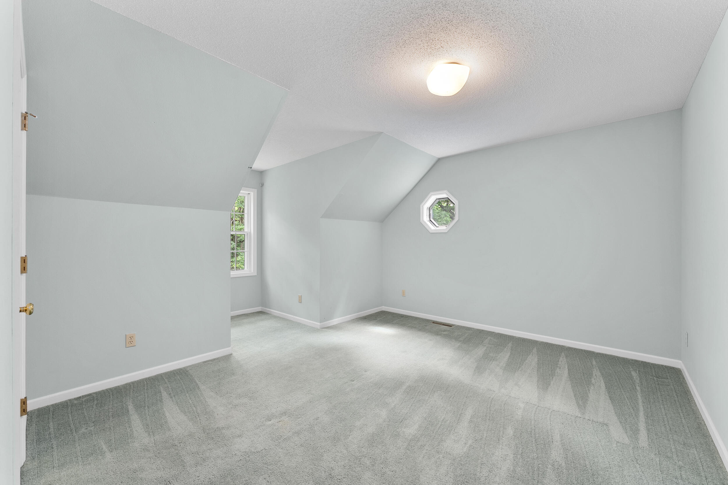 137 Canterbury Road Washington, WI 54701 - Photo 28 of 40 Newer carpeting