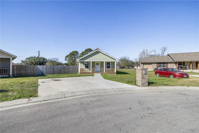 a view of an house with backyard and entertaining space
