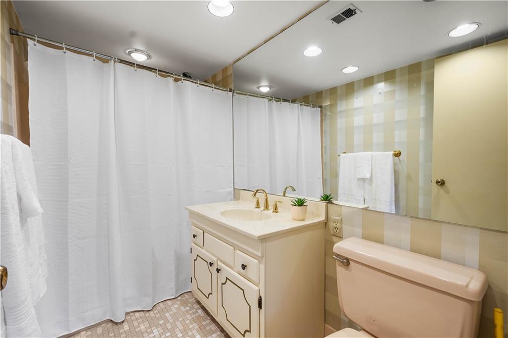 1500 Cochran Road, Unit 910 Pittsburgh, PA 15243 - Photo 30 of 38 Hall Bathroom