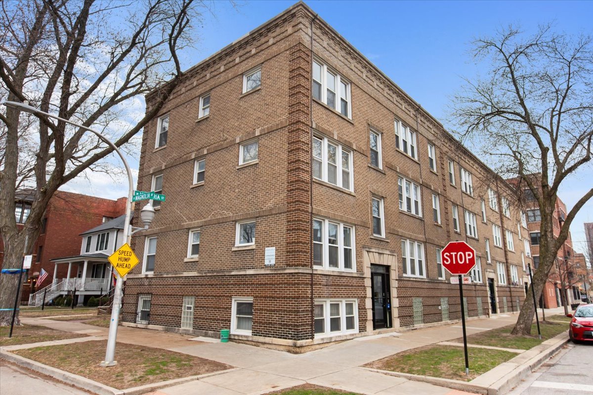 1222 West Victoria Street, Unit 2 Chicago, IL 60660 - Photo 1 of 9