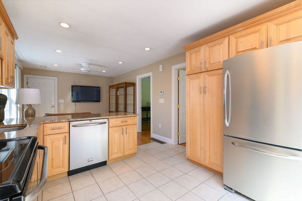 53 Queens Circle Raynham, MA 02767 - Photo 33 of 38