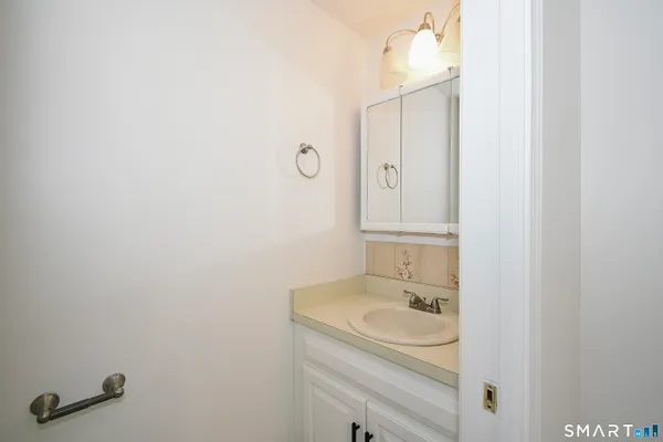 $1,850 | 421 Emmett Street, Unit 4, Bristol, CT 06010