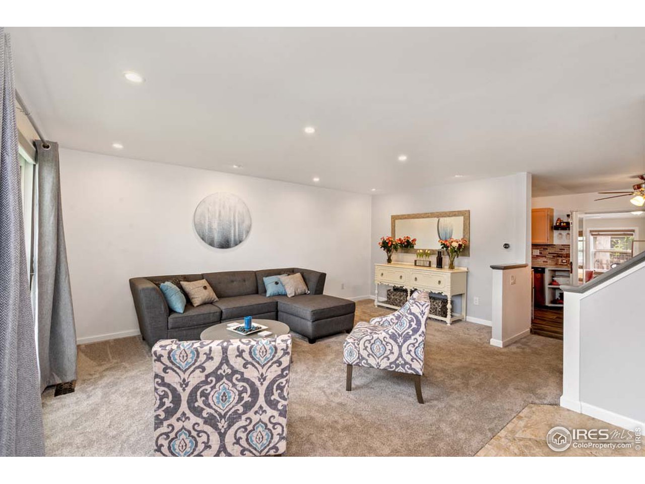 Front room: bright and welcoming upon entry!
