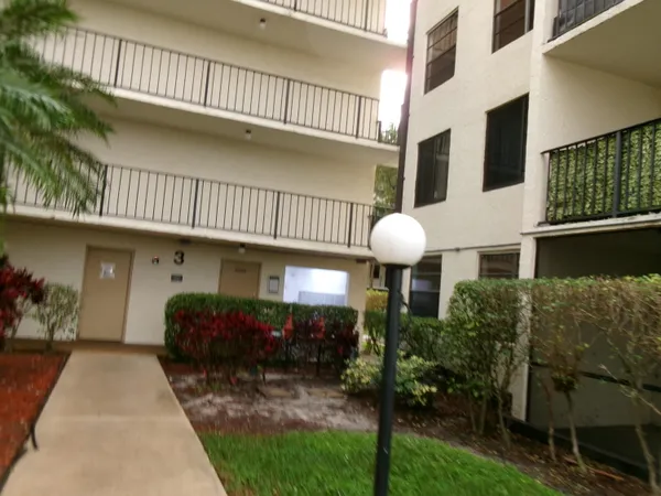 $153,920 | 6190 Woodlands Boulevard, Unit 309, Tamarac, FL 33319