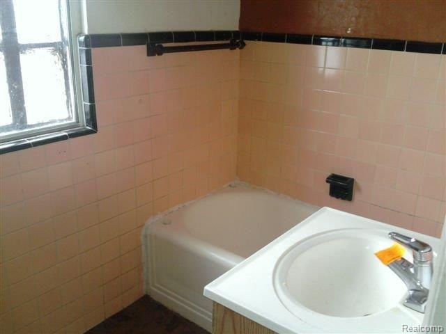 10488 Balfour Road Detroit, MI 48224 - Photo 8 of 12 2011-01-24 13.02.12