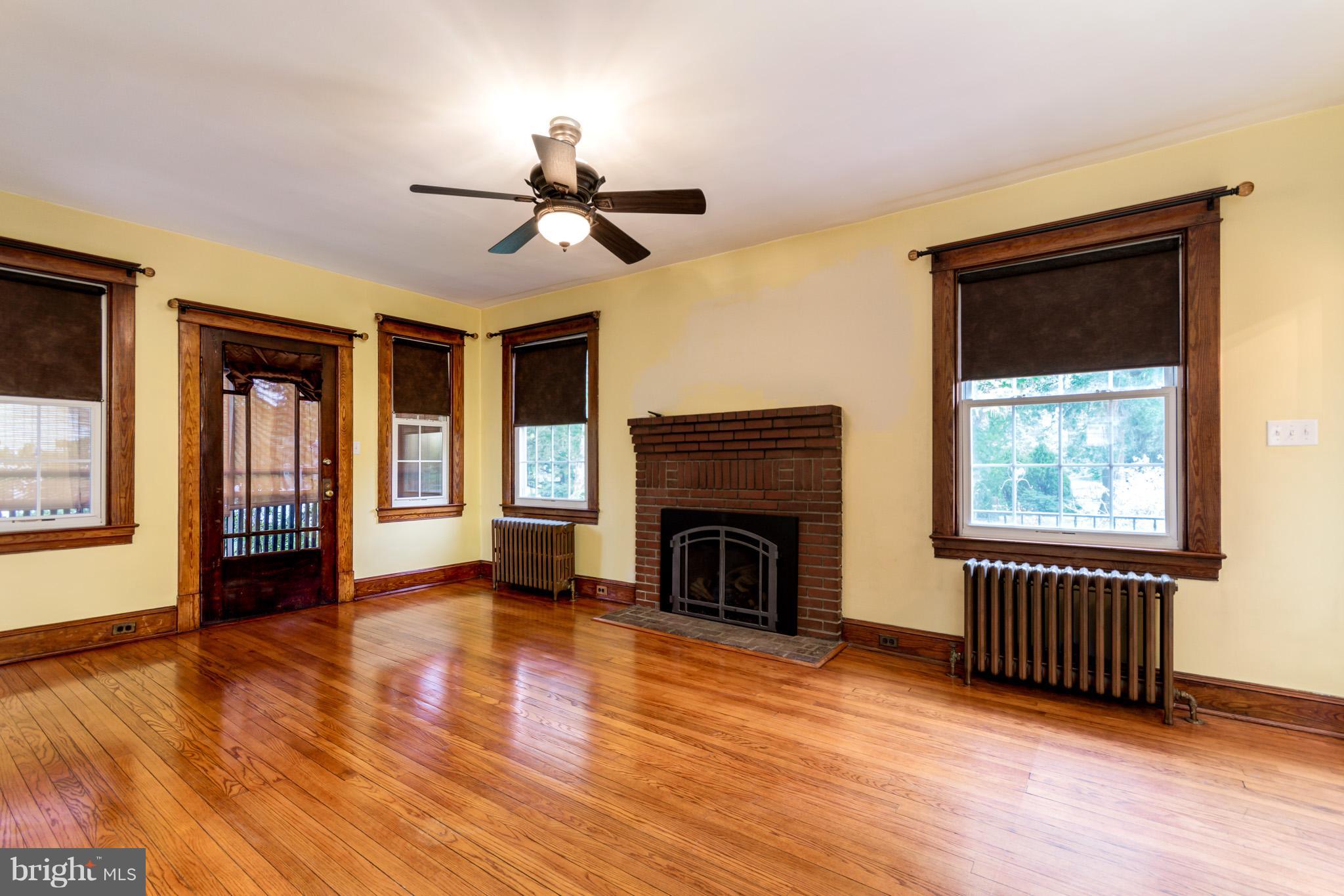 307 Hilltop Road Linthicum Heights, MD 21090 - Photo 5 of 30 Living Room