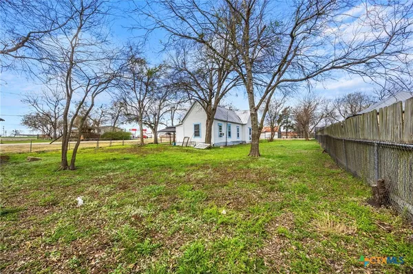 a view of yard with tree s