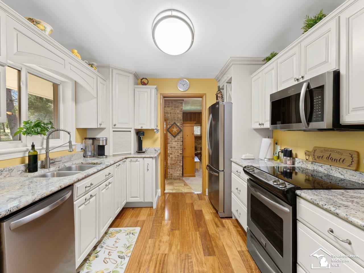 3119 West Dean Road Lambertville, MI 48144 - Photo 9 of 57