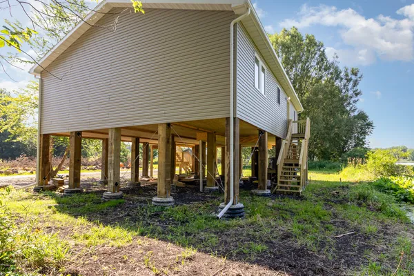 a view of a house with backyard and porch