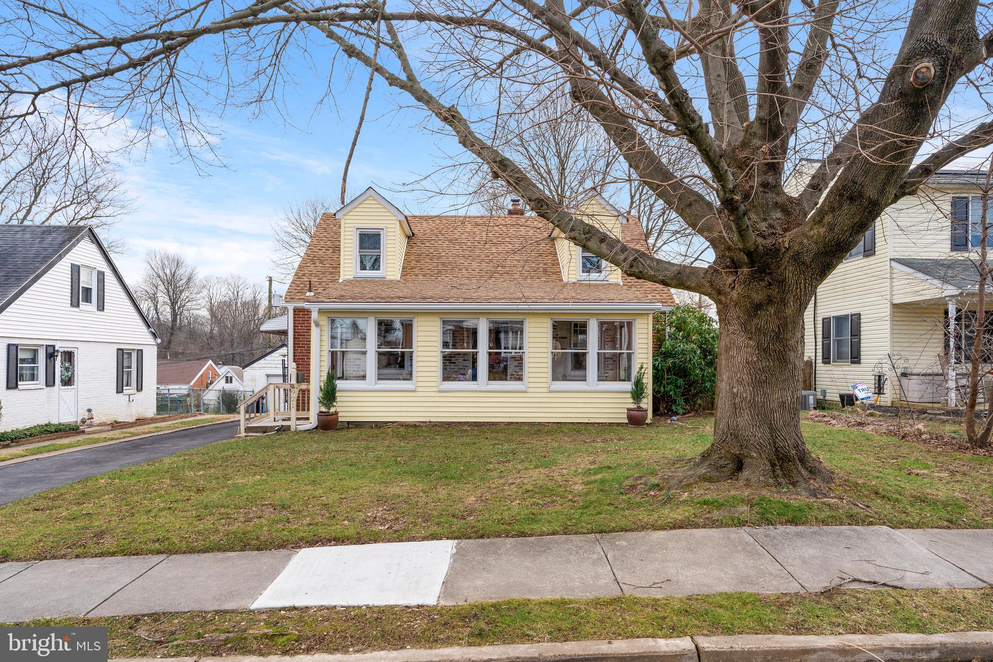 921 Thornton Road Marcus Hook, PA 19061 - Photo 2 of 27