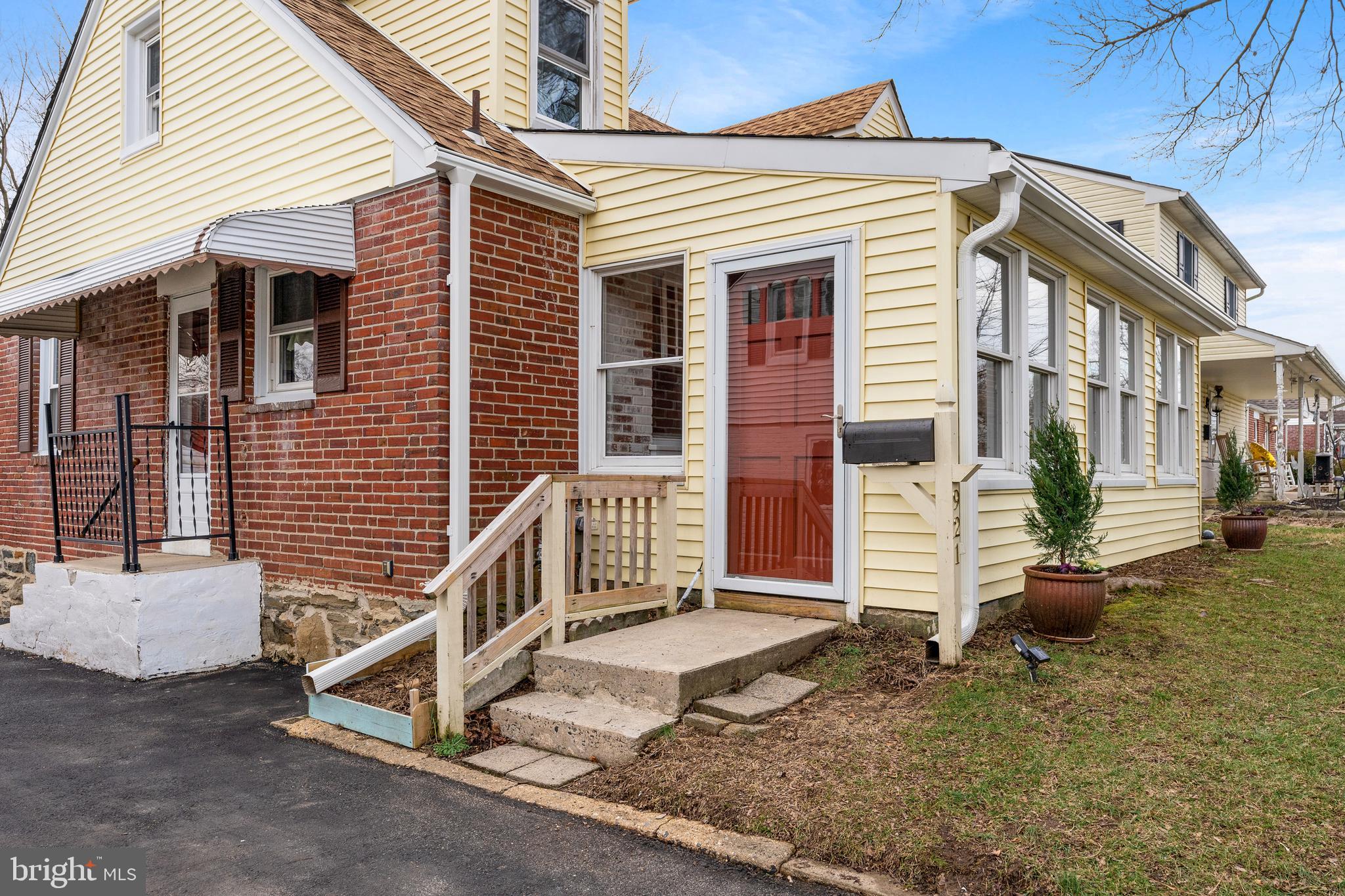 921 Thornton Road Marcus Hook, PA 19061 - Photo 3 of 27