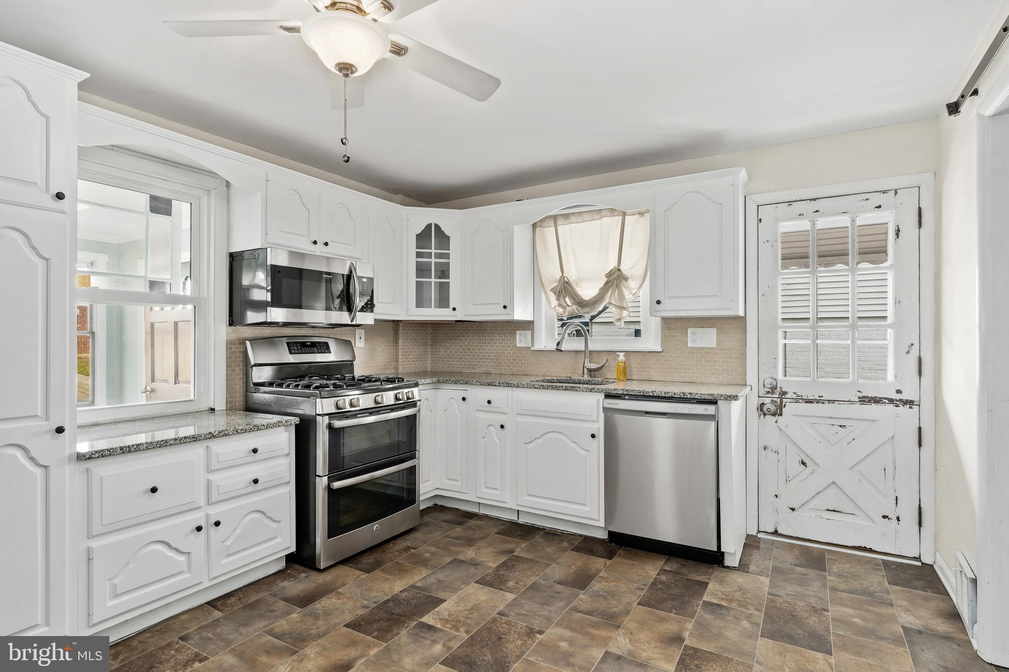 921 Thornton Road Marcus Hook, PA 19061 - Photo 6 of 27