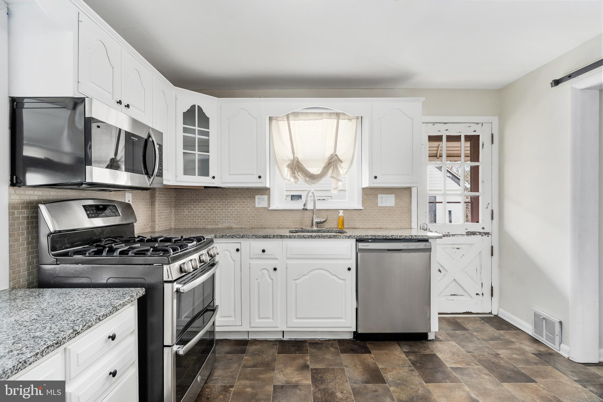 921 Thornton Road Marcus Hook, PA 19061 - Photo 7 of 27