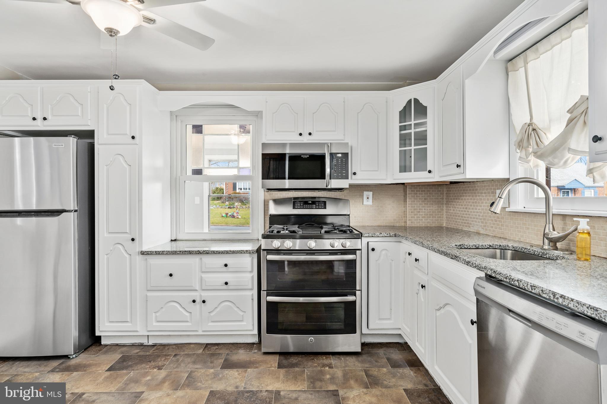 921 Thornton Road Marcus Hook, PA 19061 - Photo 9 of 27