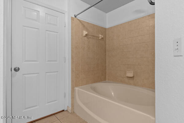 8550 Touchton Road, Unit 2014 Jacksonville, FL 32216 - Photo 13 of 32 8550 Touchton Pic 17 bath tub