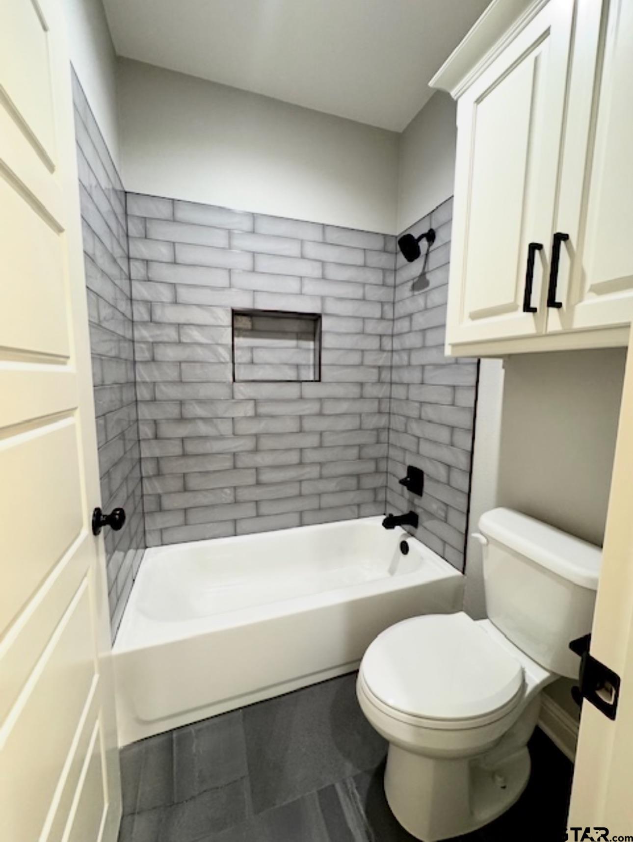 349 Brooks Jefferson, TX 75657 - Photo 21 of 23 a bathroom with a toilet a sink and bathtub