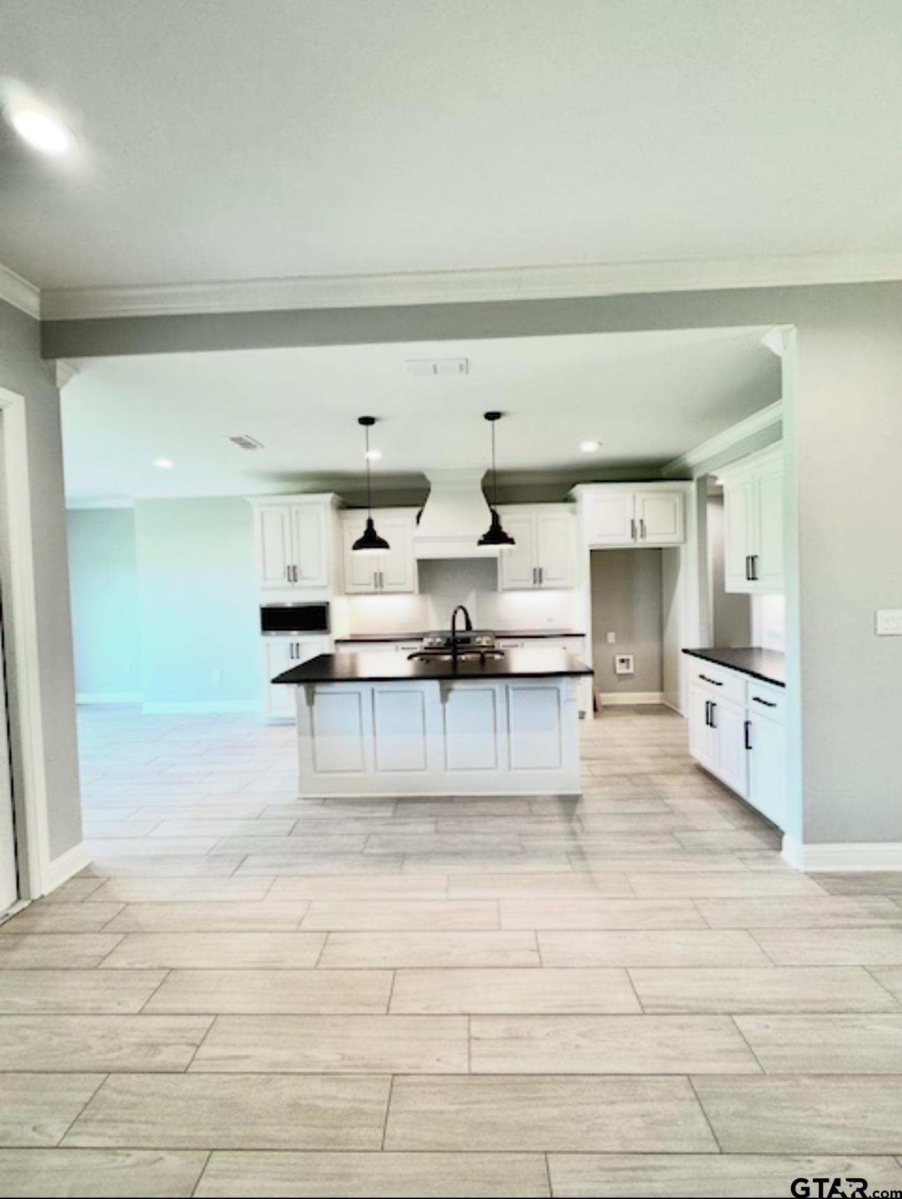349 Brooks Jefferson, TX 75657 - Photo 7 of 23 a living room with kitchen furniture and a kitchen view