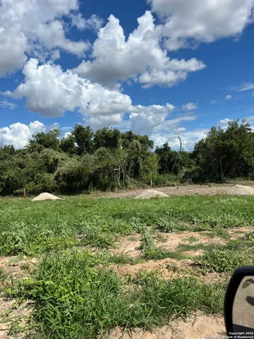 $399,000 | 497 County Road 124, Floresville, TX 78114