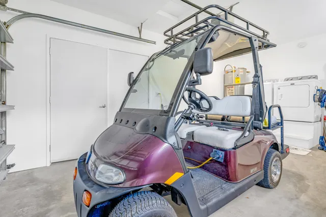 a view of entryway with furniture
