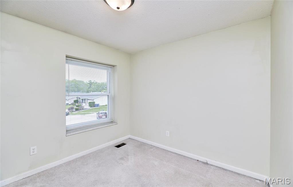 241 Valleyoak Court Ballwin, MO 63021 - Photo 11 of 53