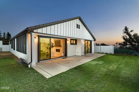 a view of an house with backyard and garden
