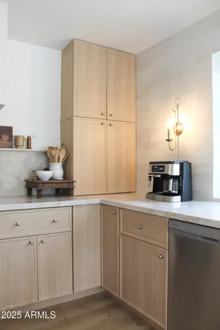 a view of a house with backyard and a tub