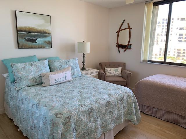300 Ocean Trail Way, Unit 602 Jupiter, FL 33477 - Photo 7 of 17 a bedroom with a bed and a painting on the wall