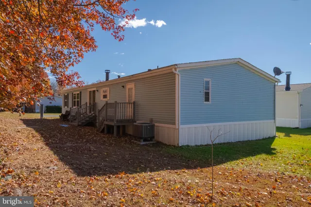 a view of a house with backyard and trees