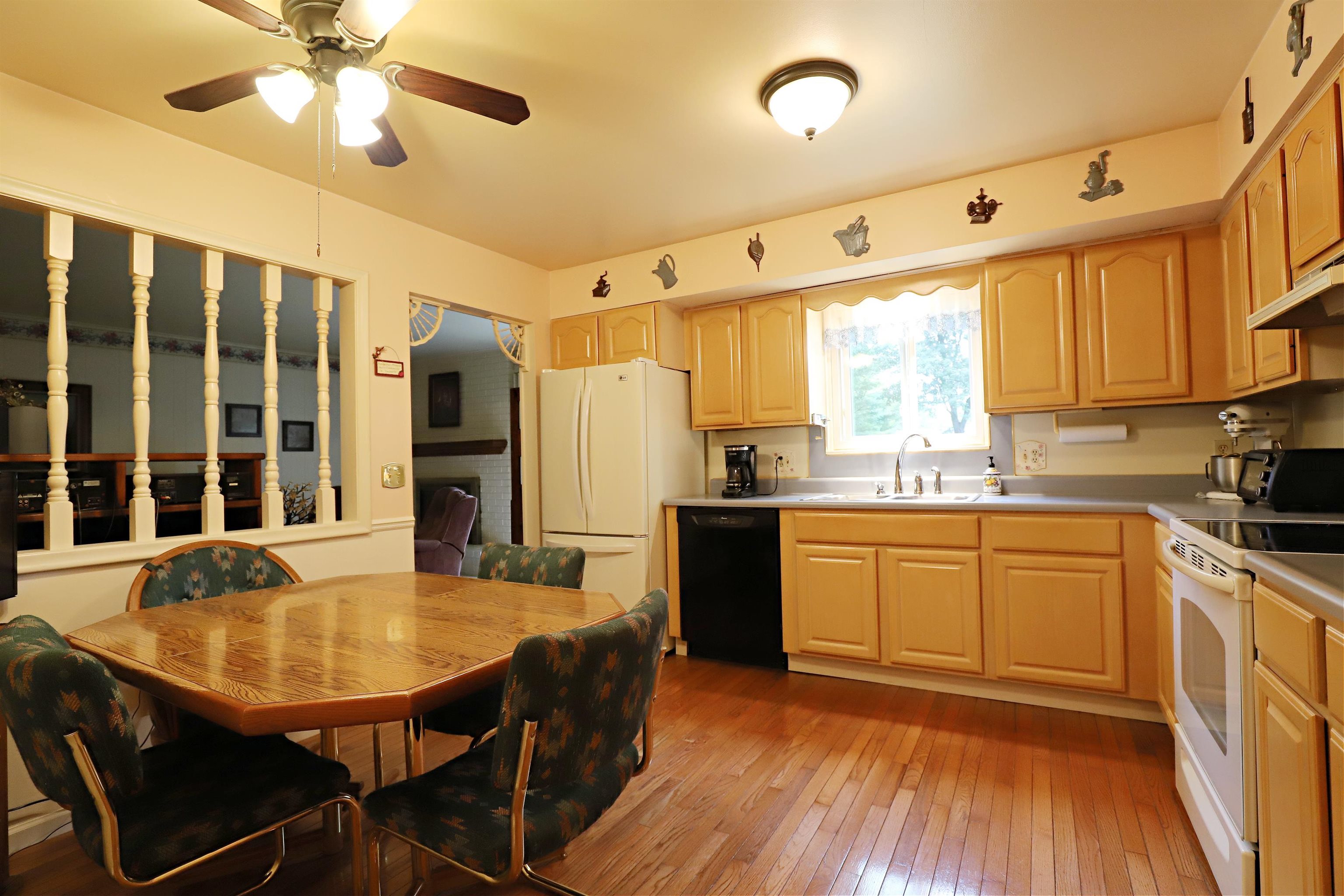 321 Primrose Lane Flushing, MI 48433 - Photo 8 of 22 50123277-7.JPG