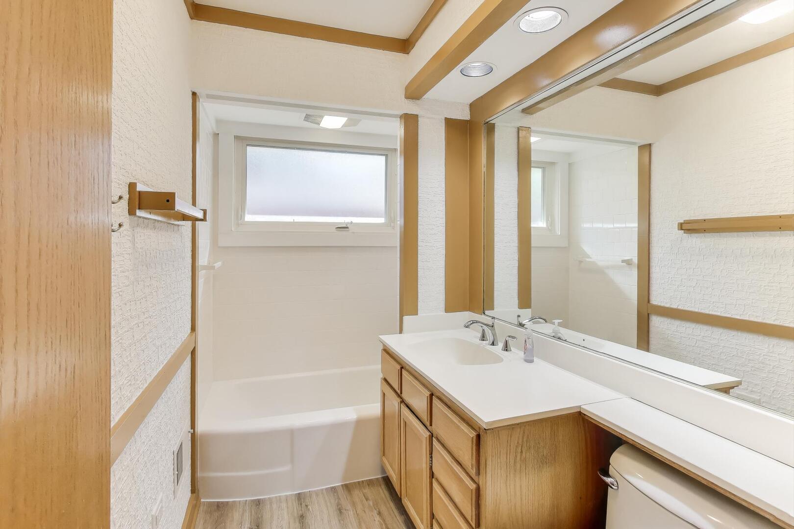 828 Dell Road Northbrook, IL 60062 - Photo 18 of 37 a bathroom with a sink a mirror and a bathtub