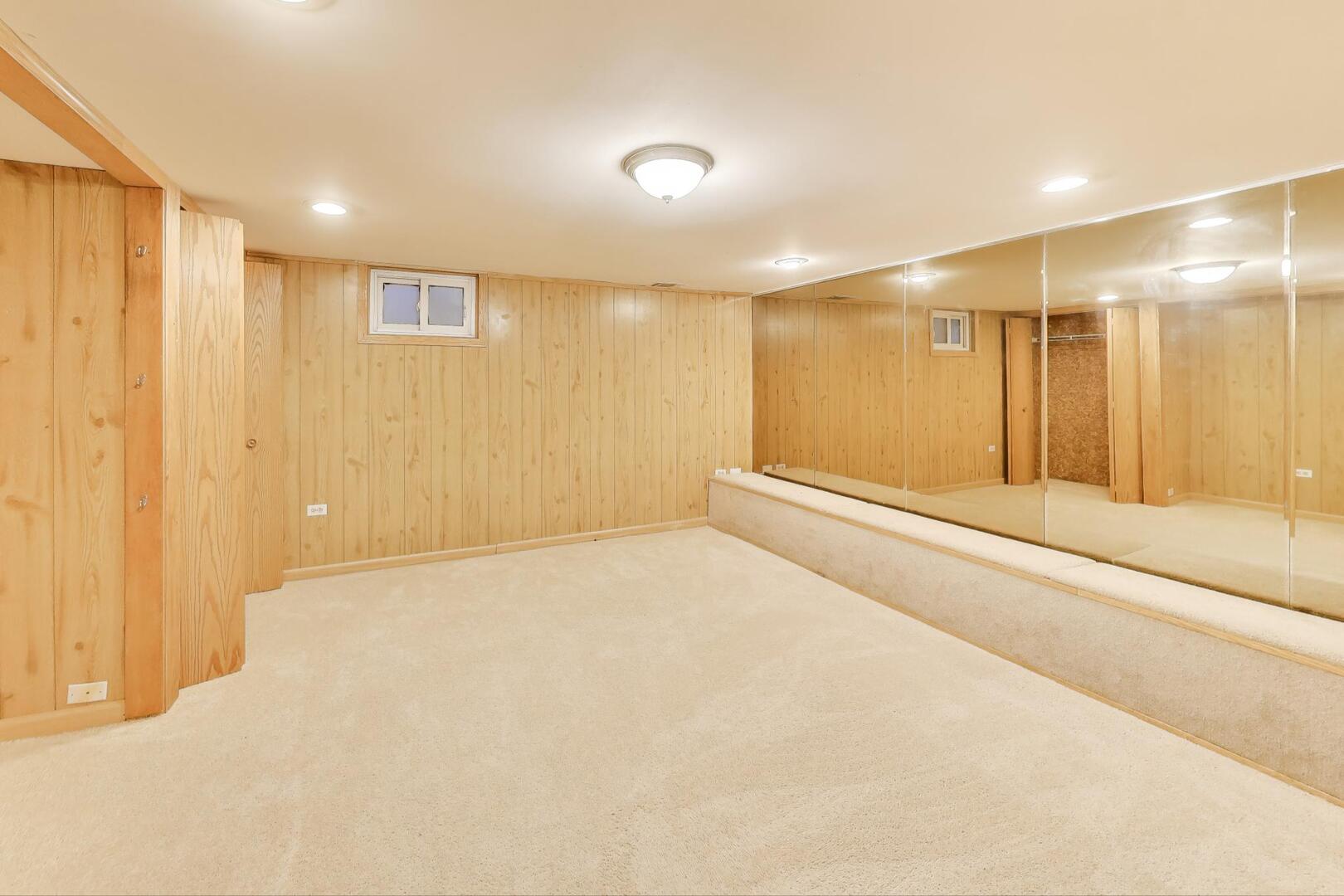 828 Dell Road Northbrook, IL 60062 - Photo 22 of 37 a view of an empty room